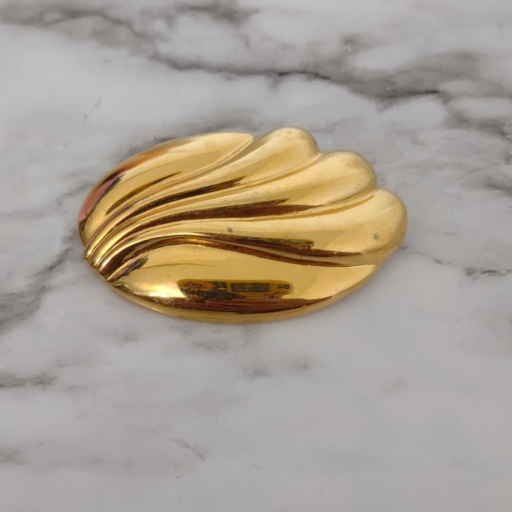 Vintage Rare  Wave/Shell Design‎ Gold Tone Pin Brooch signed MONET